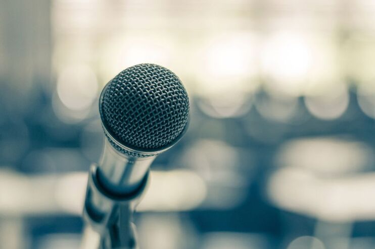 Ein Mikro in Nahaufnahme mit verschwommenem Hintergrund.