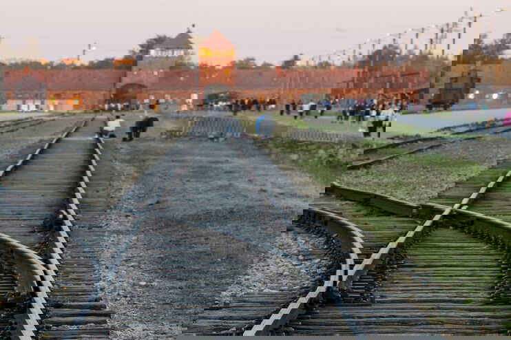 Bahnhgleise vor dem Konzentrationslager Auschwitz-Birkenau in Polen