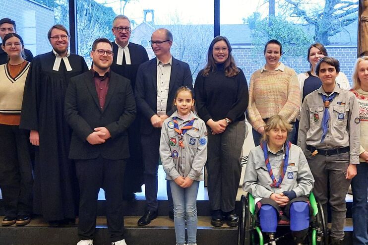 Eine Gruppe von Menschen lächelt.