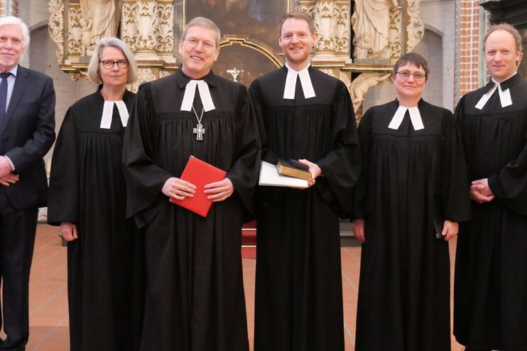 eine Gruppe von Menschen in Talaren in einer Kirche