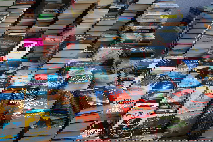 Ein Haufen gespapelter Bücher