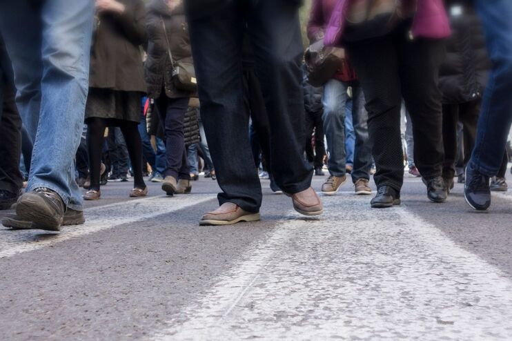 demonstrierende Menschen gehen auf einer Straße