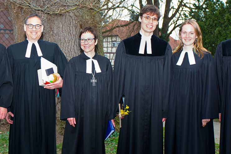 Glückliche Menschen im Talar.