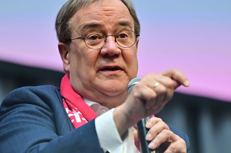 Ein Mann mit Brille im Anzug.