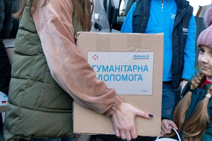 Ein Mädchen erhält einen Karton von der Diakonie Katastrophenhilfe.