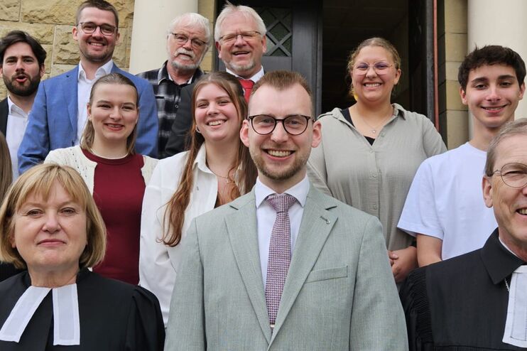 Eine Gruppe Menschen in festlicher Kleidung