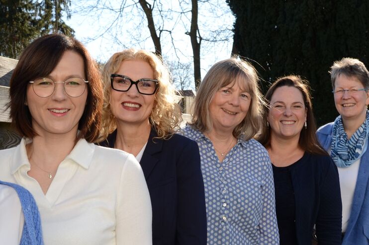 Sechs lächelnde Frauen.