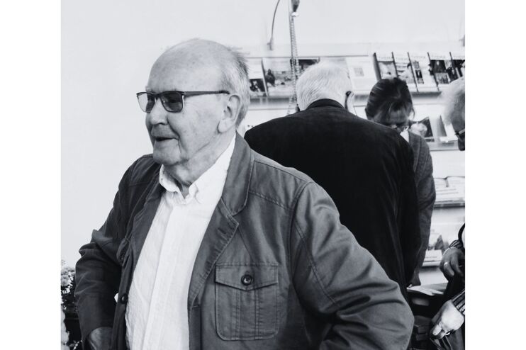 Ein schwarzweiß Foto eines Mannes.