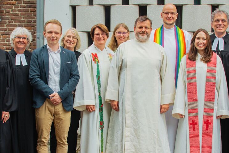 Eine Gruppe Menschen in geistlichen Gewändern.