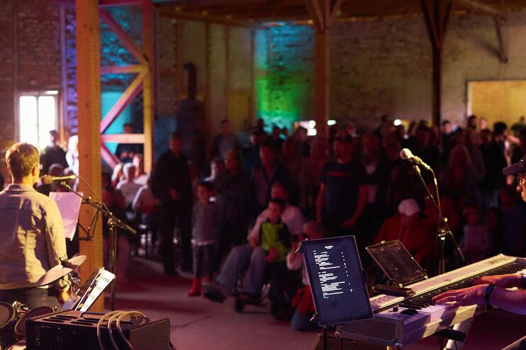 Eine Gruppe Musiker spielt vor Publikum