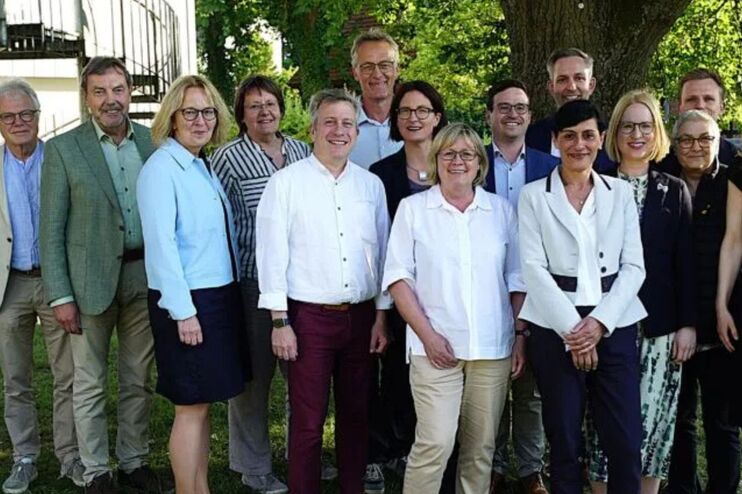 Eine Gruppe von Menschen unter einem Baum.