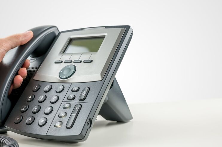 Eine Hand am Telefon.