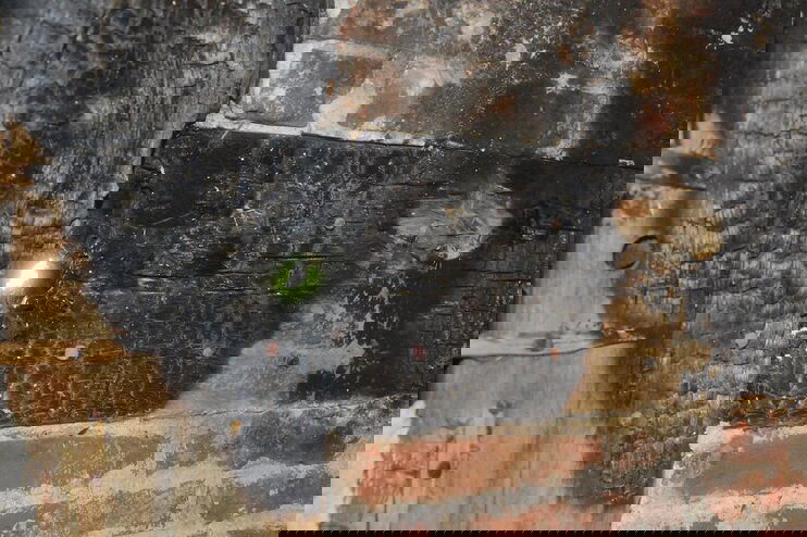 Verkohltes Holz und rußige Backsteine.