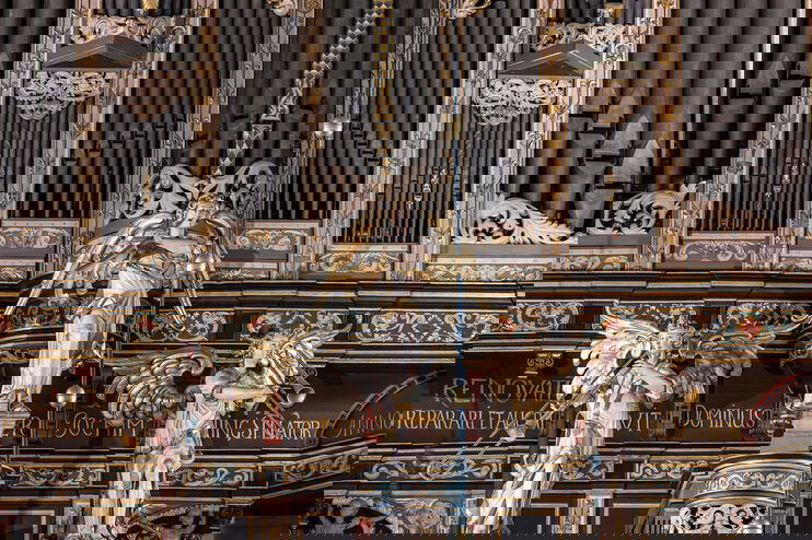 Musizierende Engel schmücken den Prospekt einer Orgel.