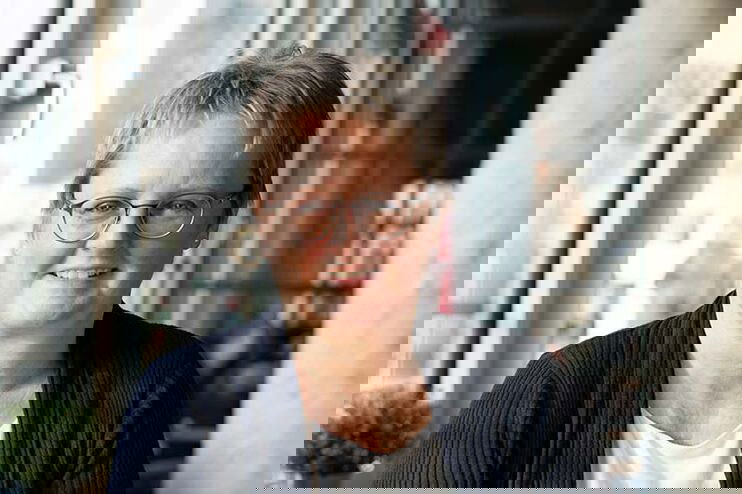 Eine Frau mit kurzen Haaren im Blazer.