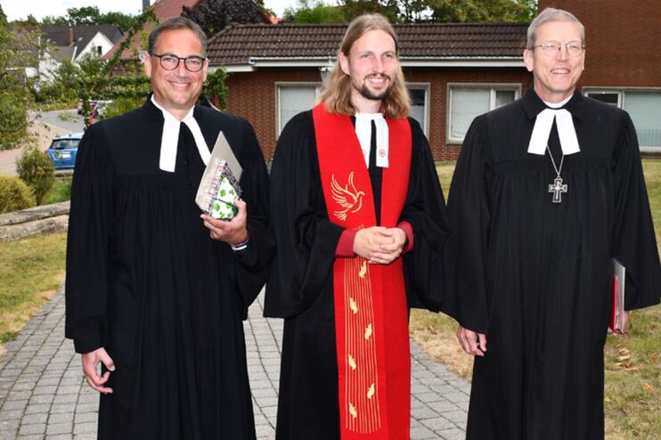 Drei Männer im Talar.