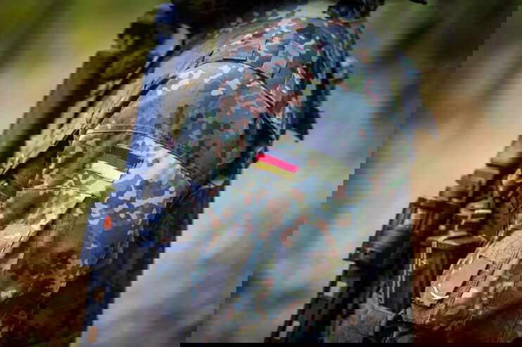 Ein Soldat auf einem Truppenübungsplatz.