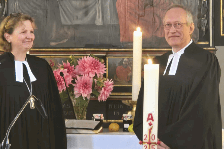 Zwei Menschen stehen vor einem Altar.