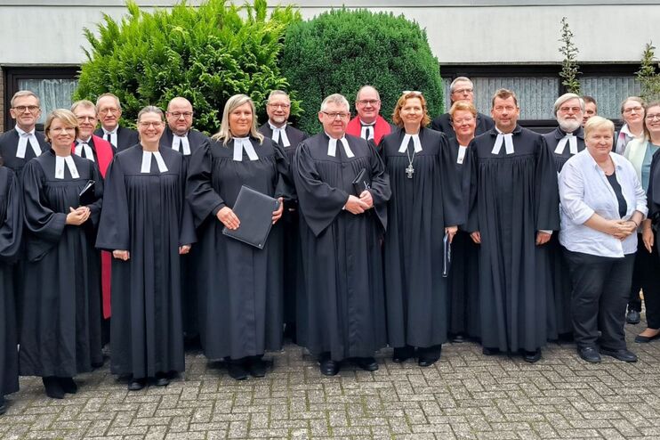 Ein Gruppenfoto, viele Menschen tragen einen Talar.