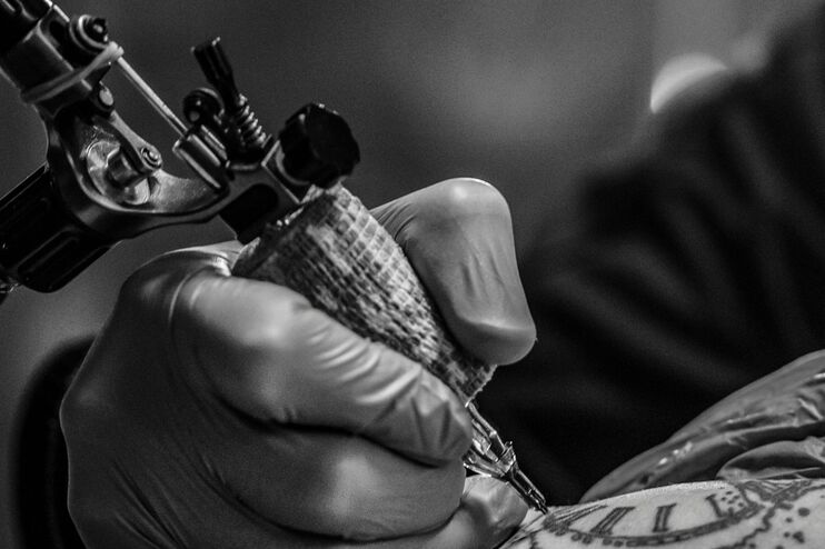 Nahaufnahme einer Tätowierung in schwarz-weiß. 