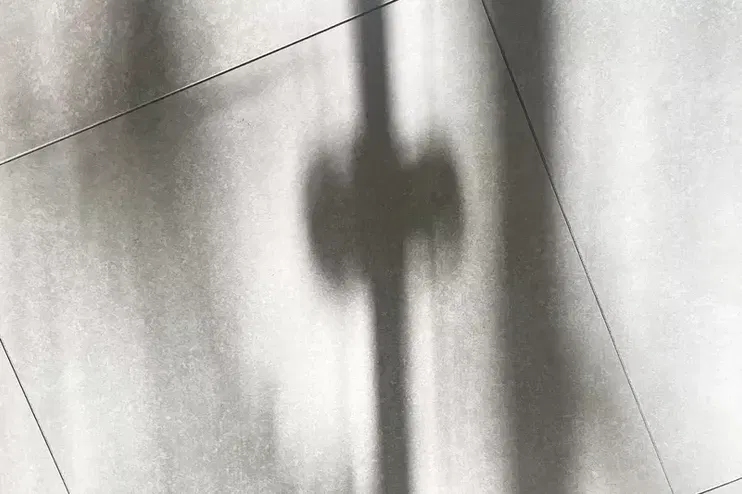 Ein Kreuz im Schatten.