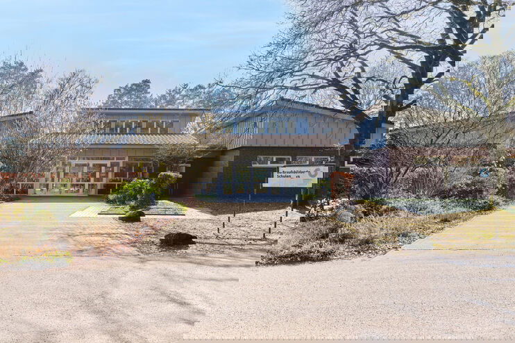 Ein Gebäude, vorn rechts steht ein Schild mit der Aufschrift Berufsbildende Schulen