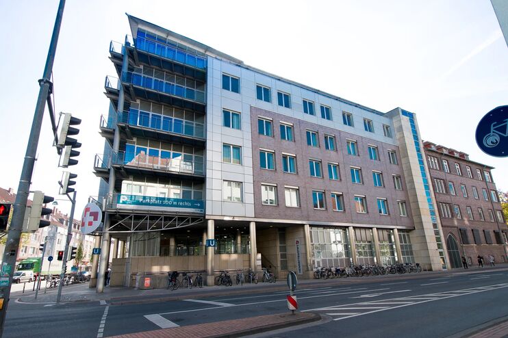 Ein großes Gebäude an einer großen Kreuzung.