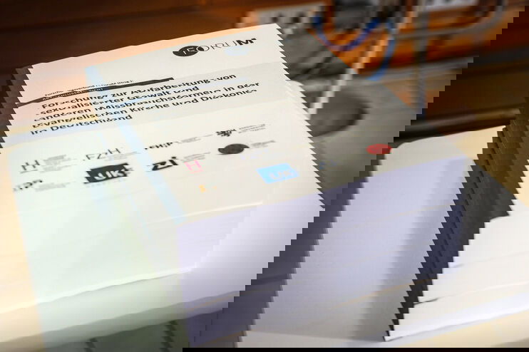 Ein Stapel wissenschaftlicher Untersuchungen zum Thema sexualisierte Gewalt in der evangelischen Kirche