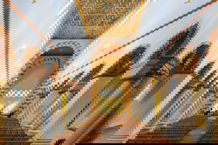 Innenansicht einer großen Kirche mit kunstvoll ausgemalter Decke