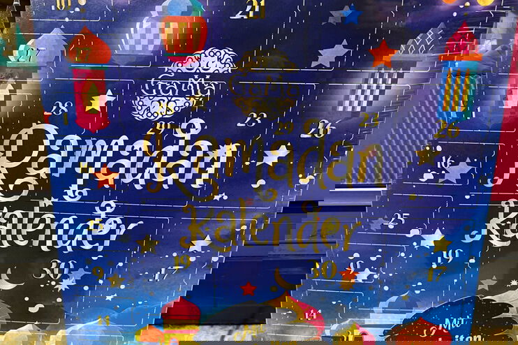 Ein Kalender mit viele Türchen, wie ein Adventskalender, mit der Aufschrift Ramadan.