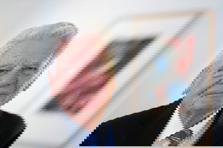 Portraitfoto einer älteren als Mann lesbaren Person.