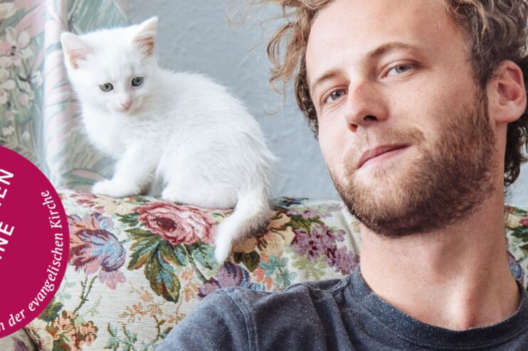 Ein Mann und eine weiße Katze.