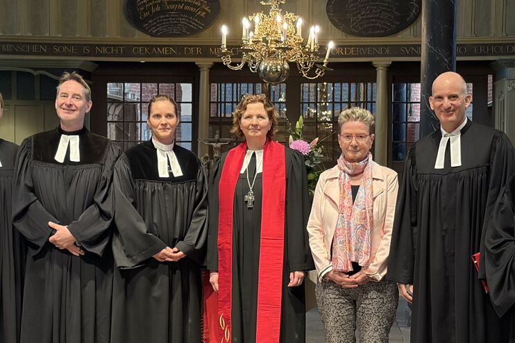 Menschen in einer Kirche, viele mit Talar. 