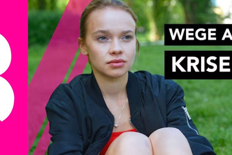 Das Logo der Basiskirche, daneben sitzt eine Frau auf einer Wiese, daneben steht: Wege aus der Krise.