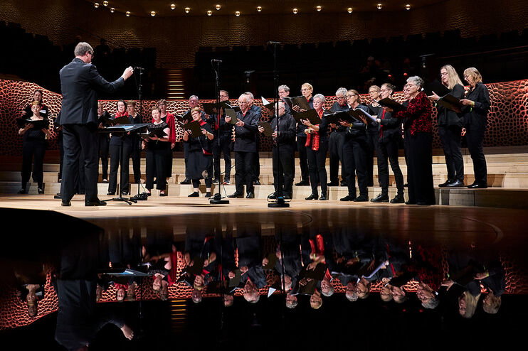 Ein Chor singt in einer großen Konzerthalle
