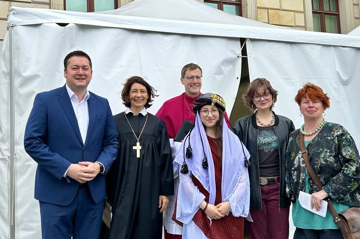 Eine Gruppe aus als Männern und Frauen lesbare Personen.