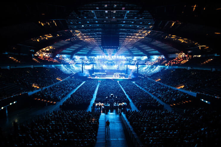 Eine große Halle mit vielen Menschen und Lightshow.