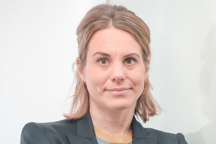 Portraitfoto einer als Frau lesbaren Person.