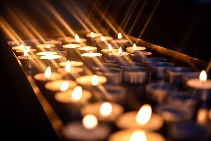 Mehrere Teelichter in einer Kirche