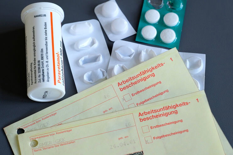 Medikamente und eine Krankschreibung.