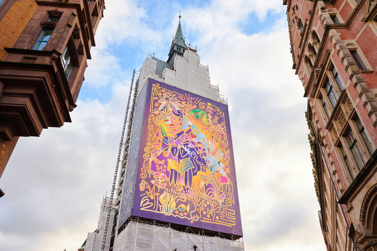 Ein Plakat hängt am Kirchturm der Marktkirche Hannover 