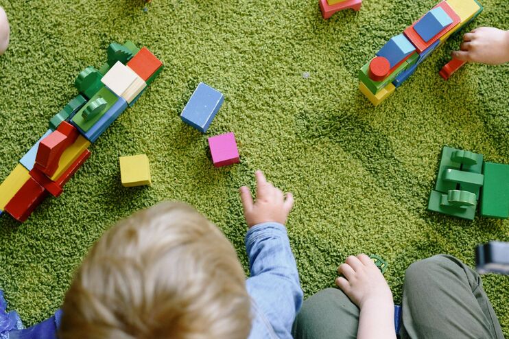 Kinder spielen mit Bauklötzen.