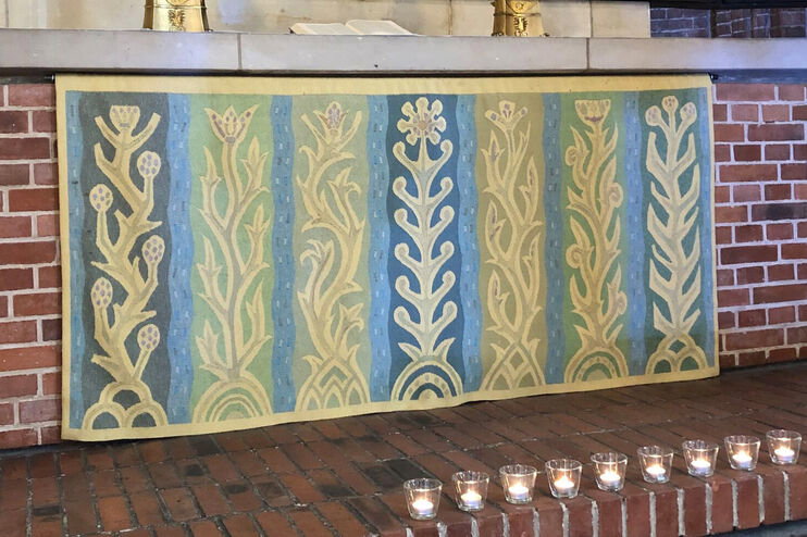 Mehrere Kerzen vor einem Altar