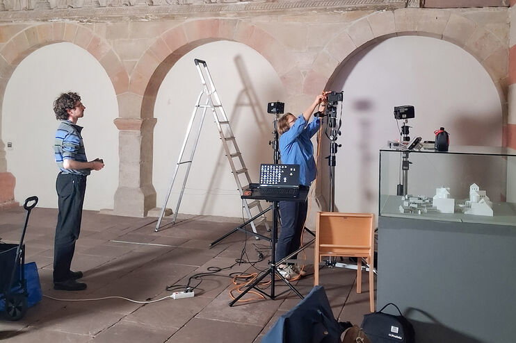 Wissenschaftler untersuchen Inschriften in einer Kirche.