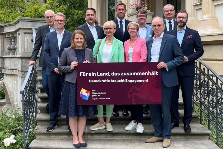 Menschen halten ein Banner.