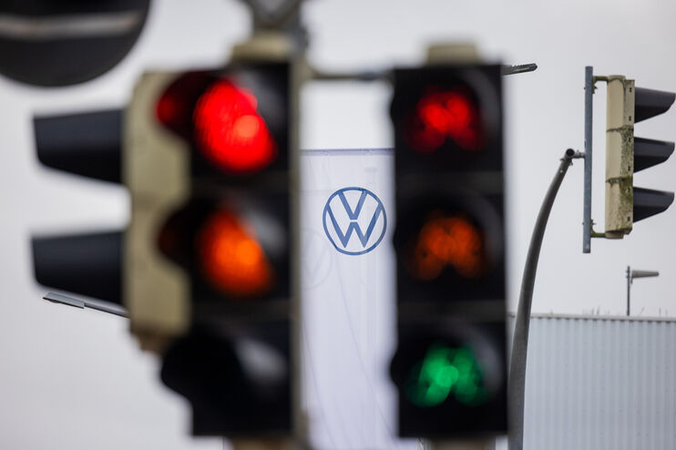 Verkehrsampeln auf dem Gelände eines Volkswagenwerks 