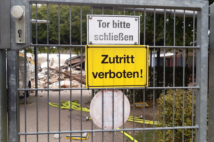 Ein Zaun mit einem Schild, darauf steht: Zutritt verboten