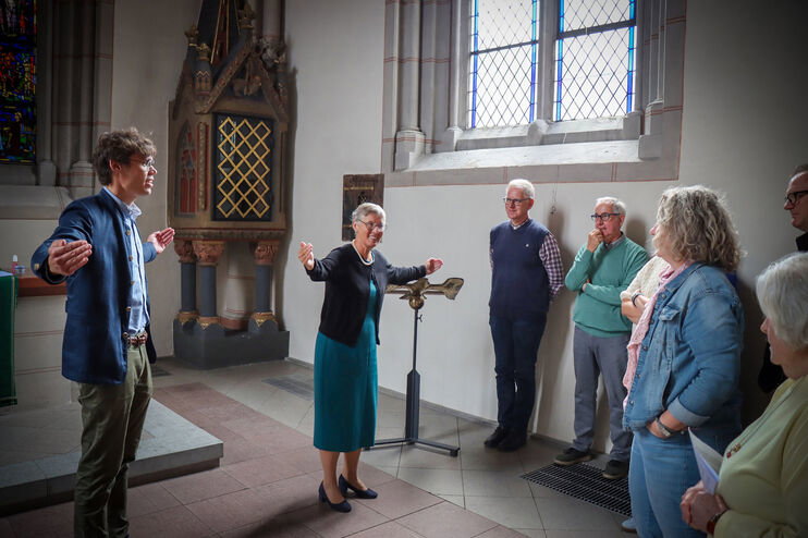 Eine Gruppe steht in einem Kirchenraum