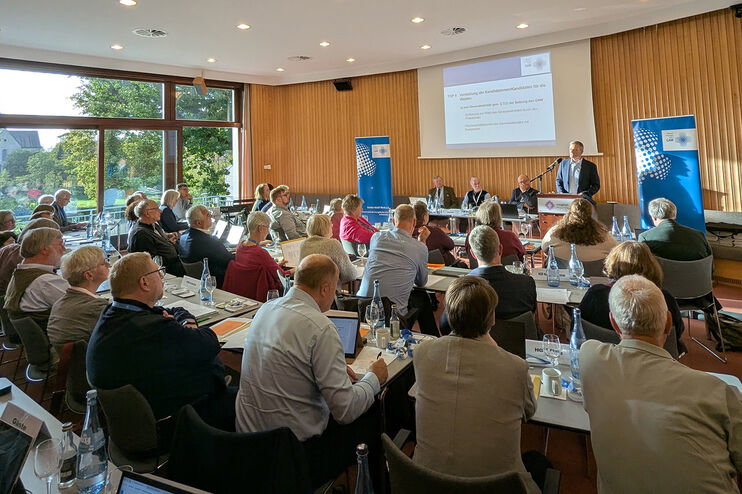 Viele Menschen bei einer Tagung in einem Saal