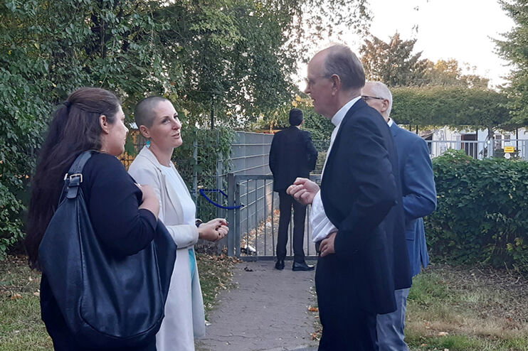Zwei als Frauen und zwei als Frauen lesbare Personen unterhalten sich.